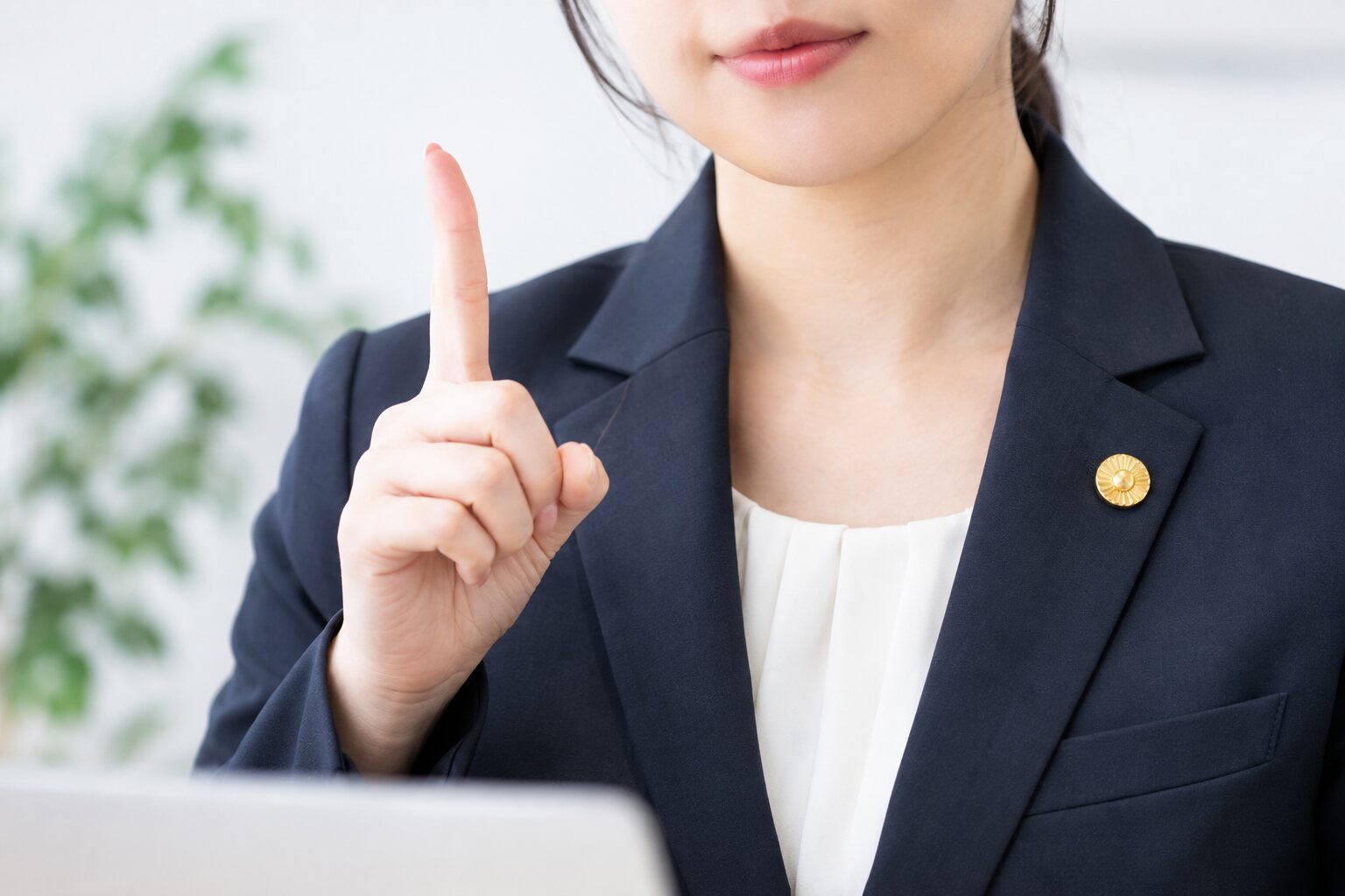 弁護士が人差し指を立てている様子
