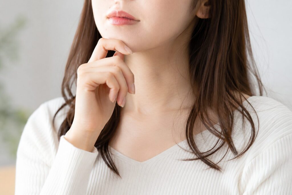 考え事をしている女性