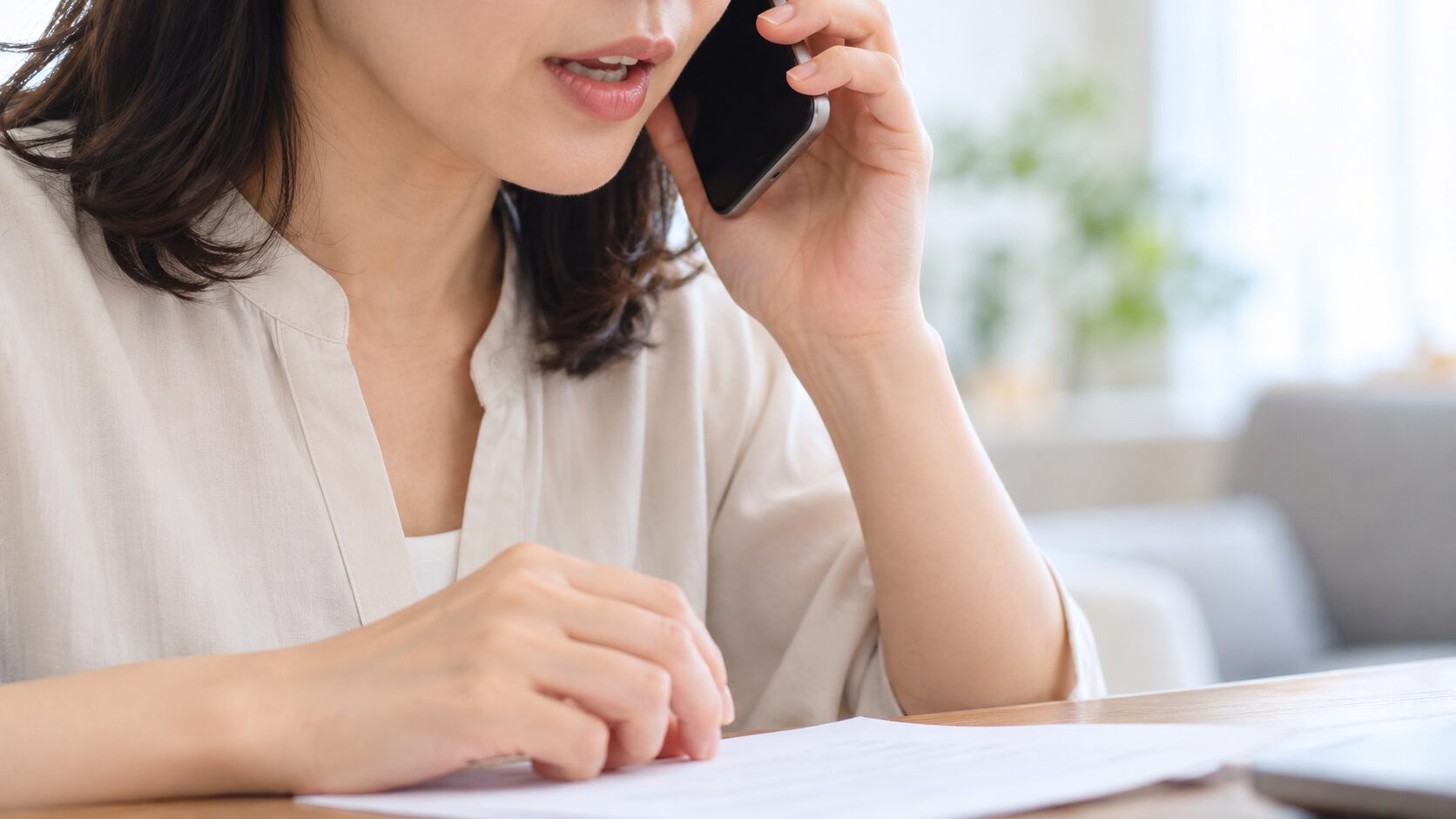 電話をしている女性の口元